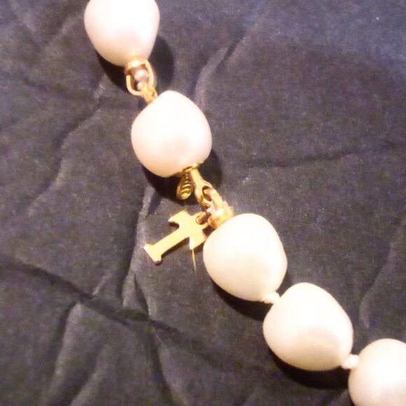 Vintage Trifari White Hand Knotted Faux Pearl Necklace - Picture 4 of 4